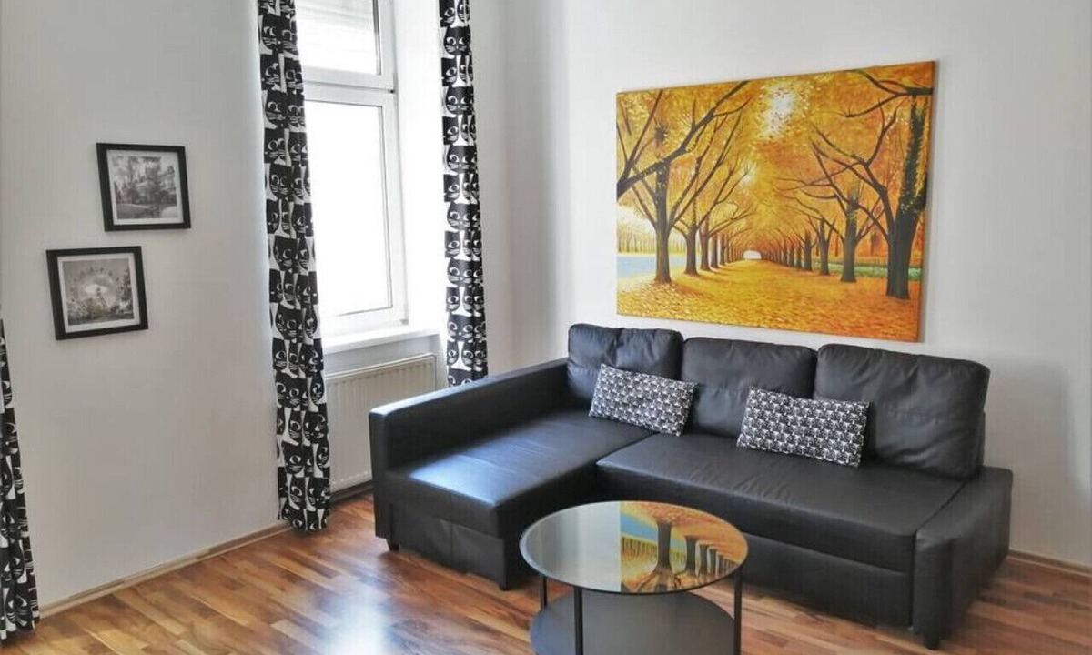 Funfhaus Apartment | 2 Bedroom Apart with Balcony in Reindorf