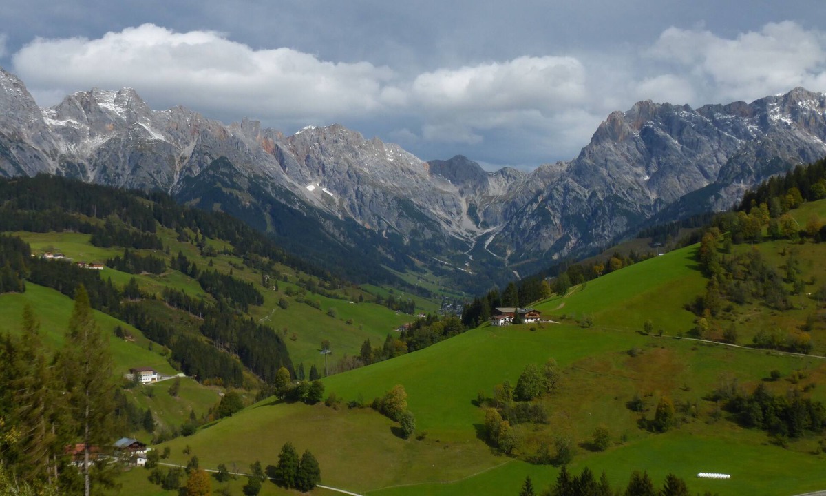 Maria Alm am Steinernen Meer Apartment | Alpine apartment with mountain views, pool & close to the ski slopes
