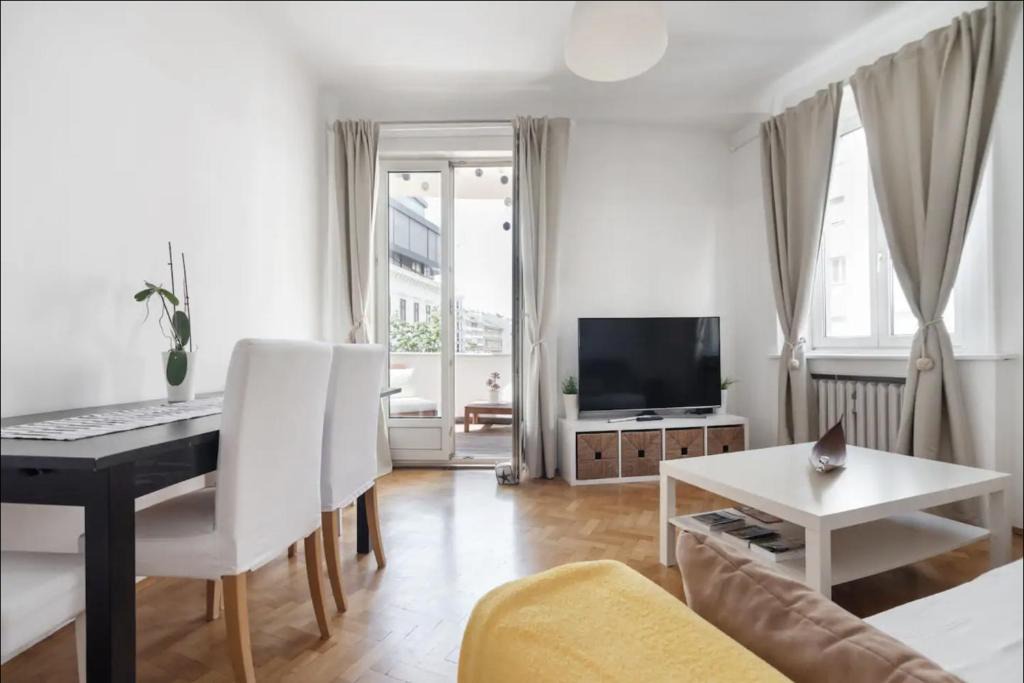 Wieden Apartment | Balcony Oasis Operastreet