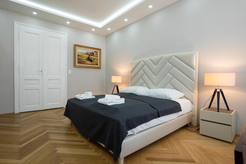 Wahring Apartment | Charming 2-Room Apartment with Balcony, 15 Min to Center