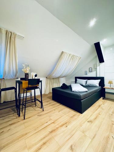 Liesing Apartment | Comfortable 5-Bedroom Apartment for 13 Near Train Station