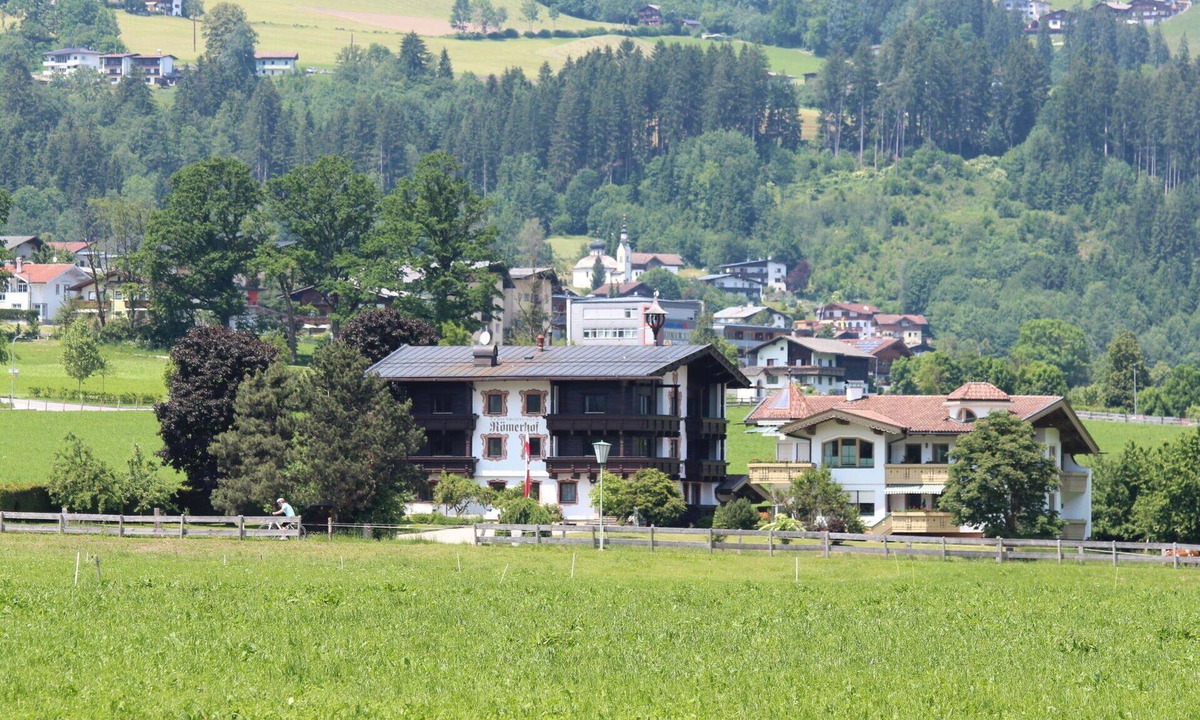 Kapfing Apartment | Cosy apartment for 4 guests with WIFI, TV, balcony, pets allowed and panoramic view