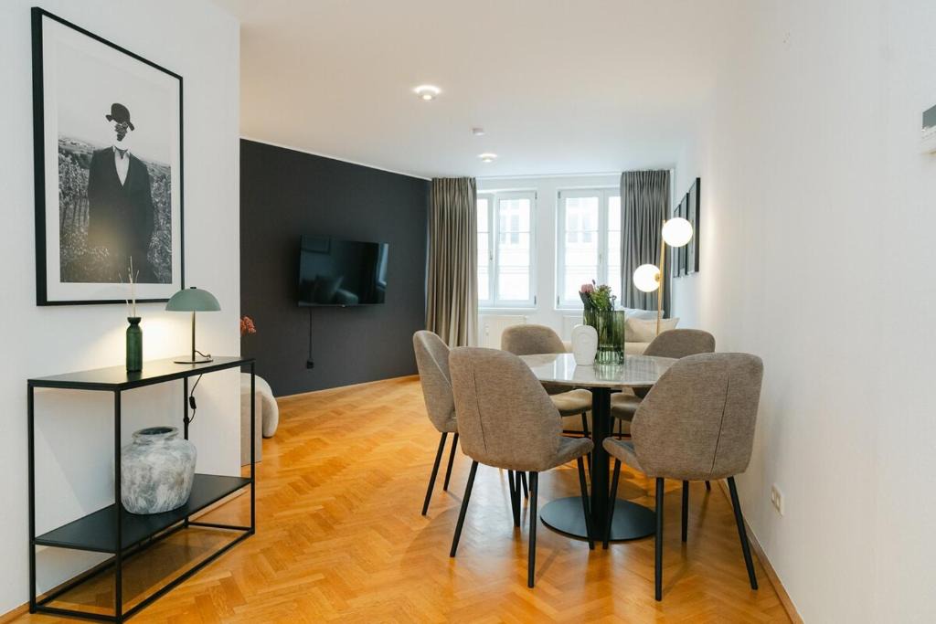 Wieden Apartment | Cozy Corner Perfect for 4 to 6 hip area and parking