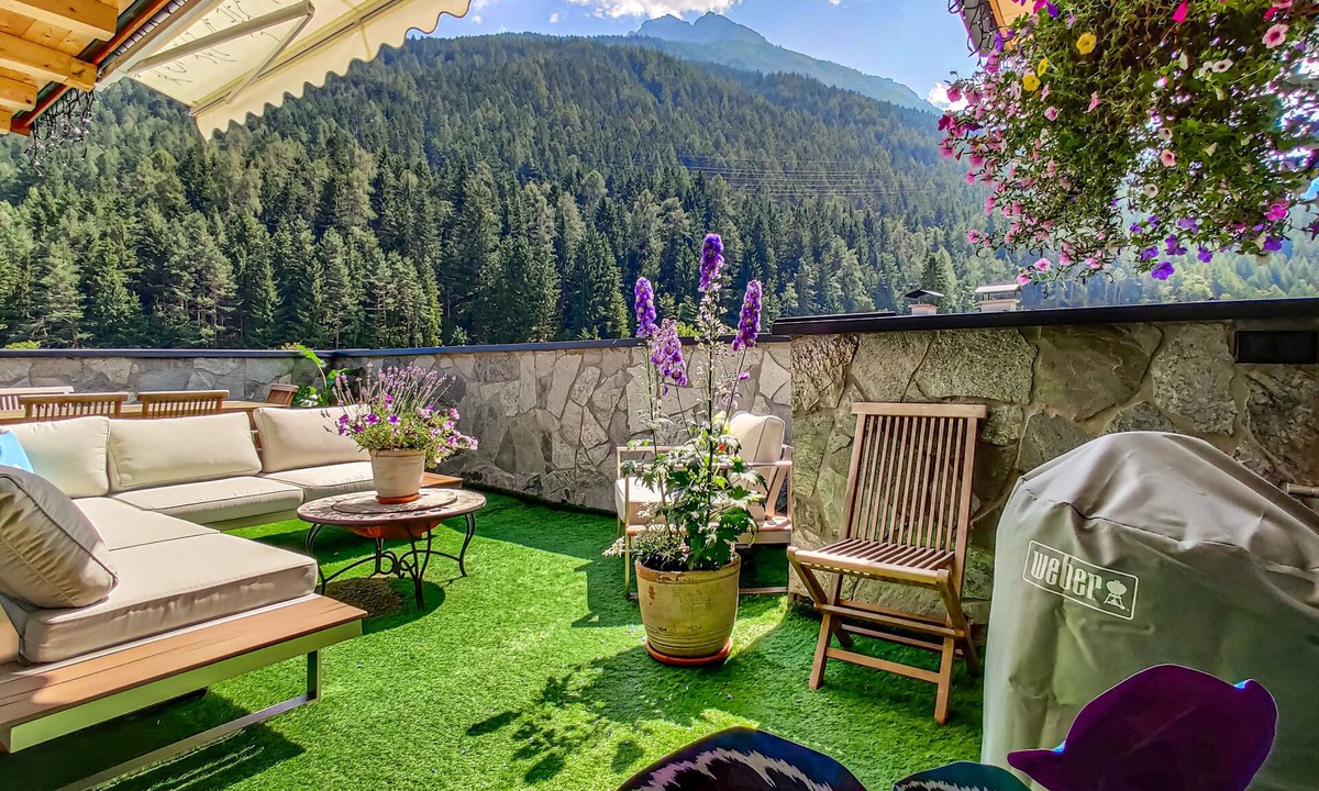 Medraz Apartment | Das Mountain Getaway - 'Upper Two Floors'