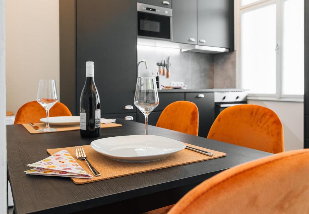 Favoriten Hotel | Design Apartment with King Size Bed - Six Minutes to Opera