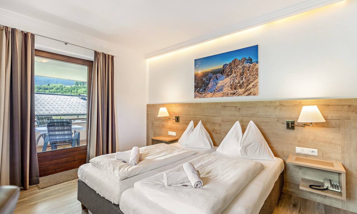 Radstadt Apartment | Double Room 1 at Gästehaus Elisabeth with Mountain View, Shared Pool and Wi-Fi