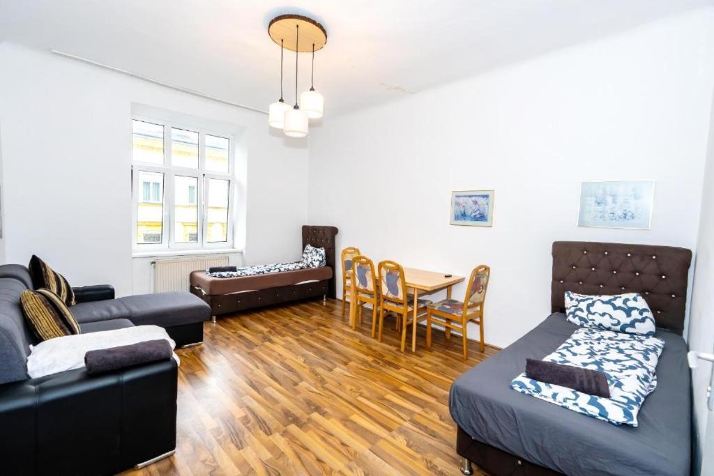 Rudolfsheim-Funfhaus Apartment | Family Room - 7 Minutes to Schönbrunn Palace