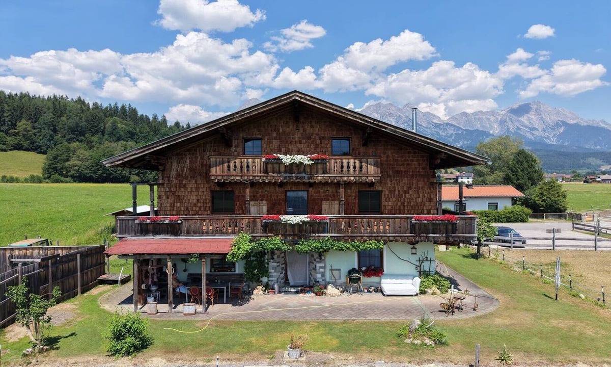 Saalfelden am Steinernen Meer Apartment | Holiday apartment on a farm with outdoor whirlpool