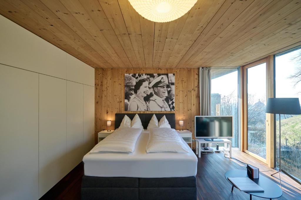 Bregenz Apartment | KLIMATISIERT! Luxus Design Apartment mit Panoramafenster - See - & Waldblick, wechselnde Kunst zum Erwerb