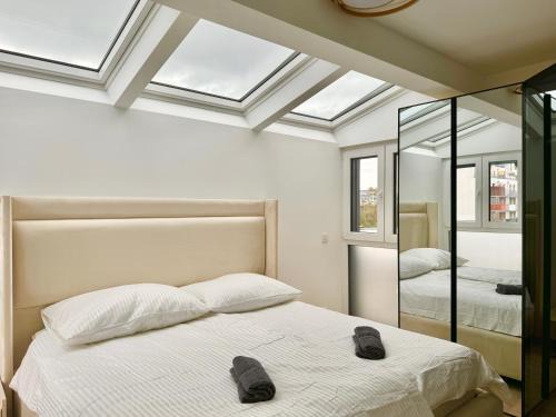 Vienna Apartment | Luxury Rooftop Apartment with Balcony - 15 min to Center