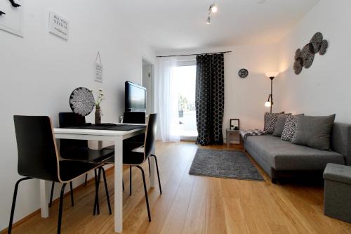 Donaustadt Apartment | Modern Balcony Apartment with Pool close to Lake in "Donaustadt"