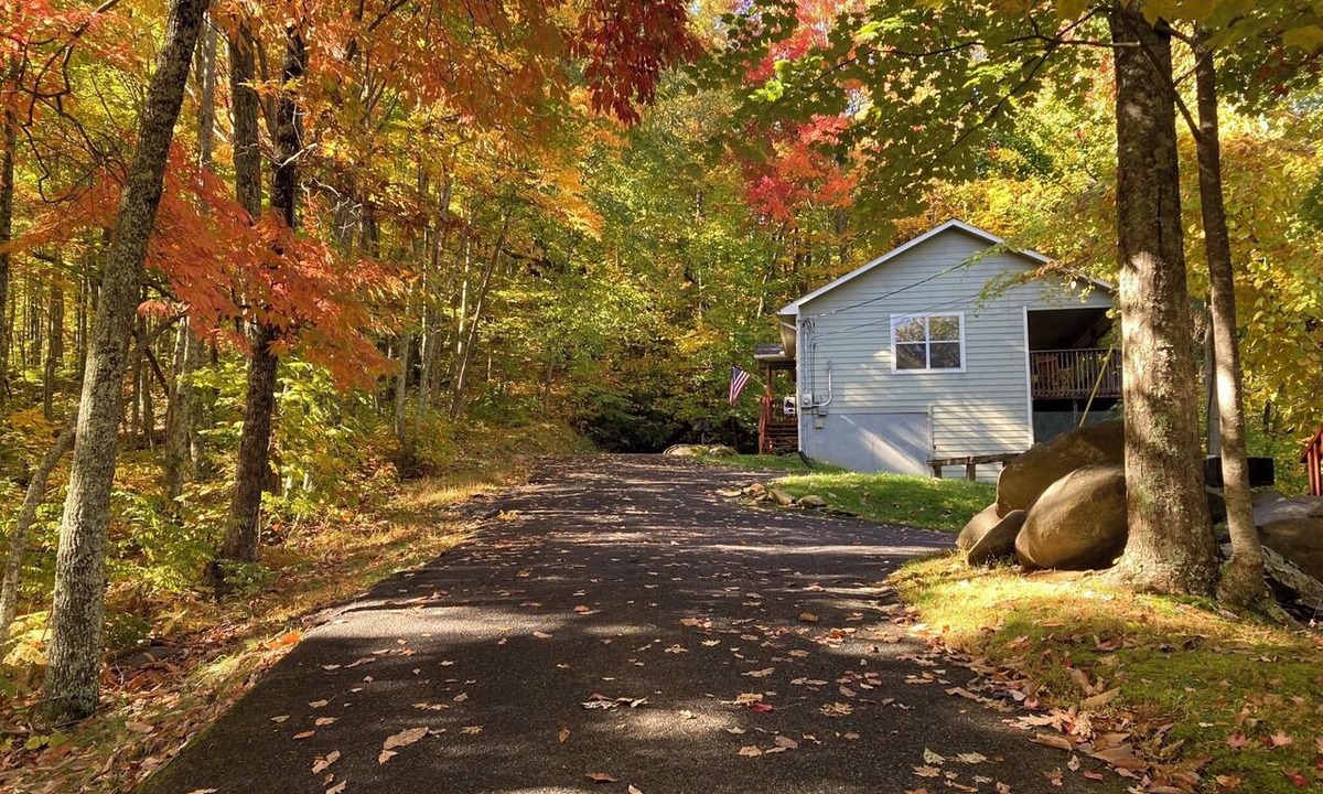 Chalet Village Ski Chalet | Parkside Couple’s Getaway;Allergen-Free; Borders GSMNP;Seasonal Mtn views