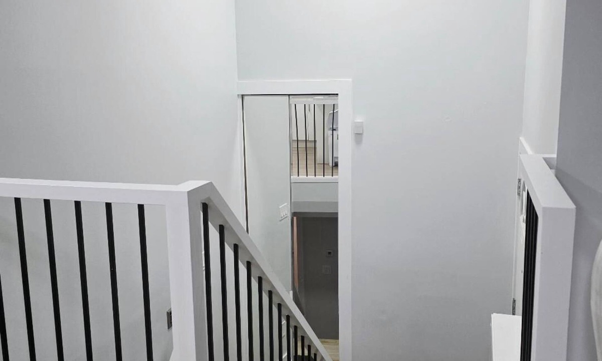 West Edmonton Condo | SLEEK FAMILY-FRIENDLY 3 BEDROOM HOUSE MINUTES FROM WEM.
