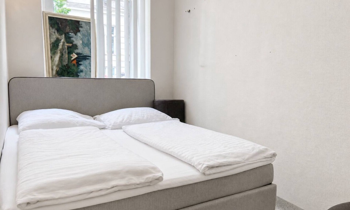 Margareten Apartment | Spacious 3-Bedroom Apartment Near Rennweg Station