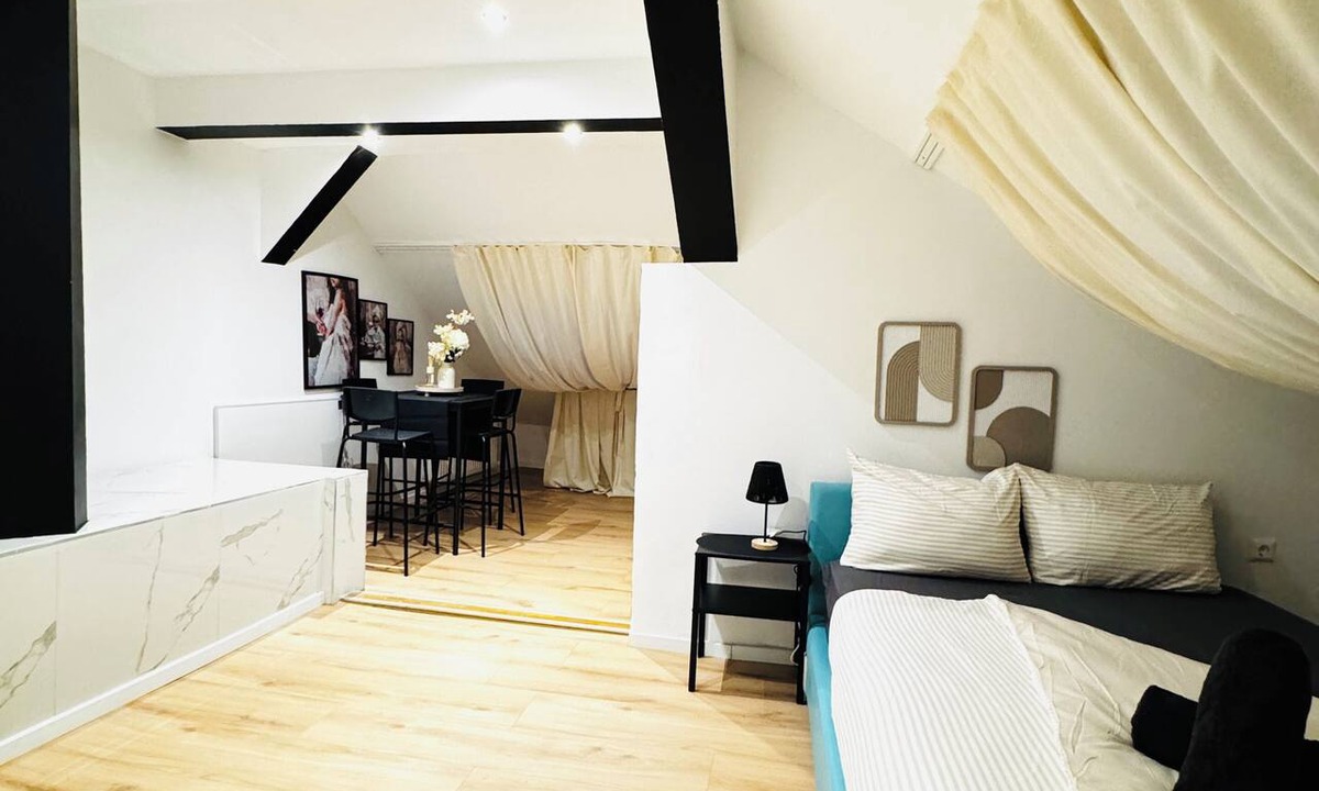 Liesing Apartment | Spacious 5BR Apartment Near Liesing