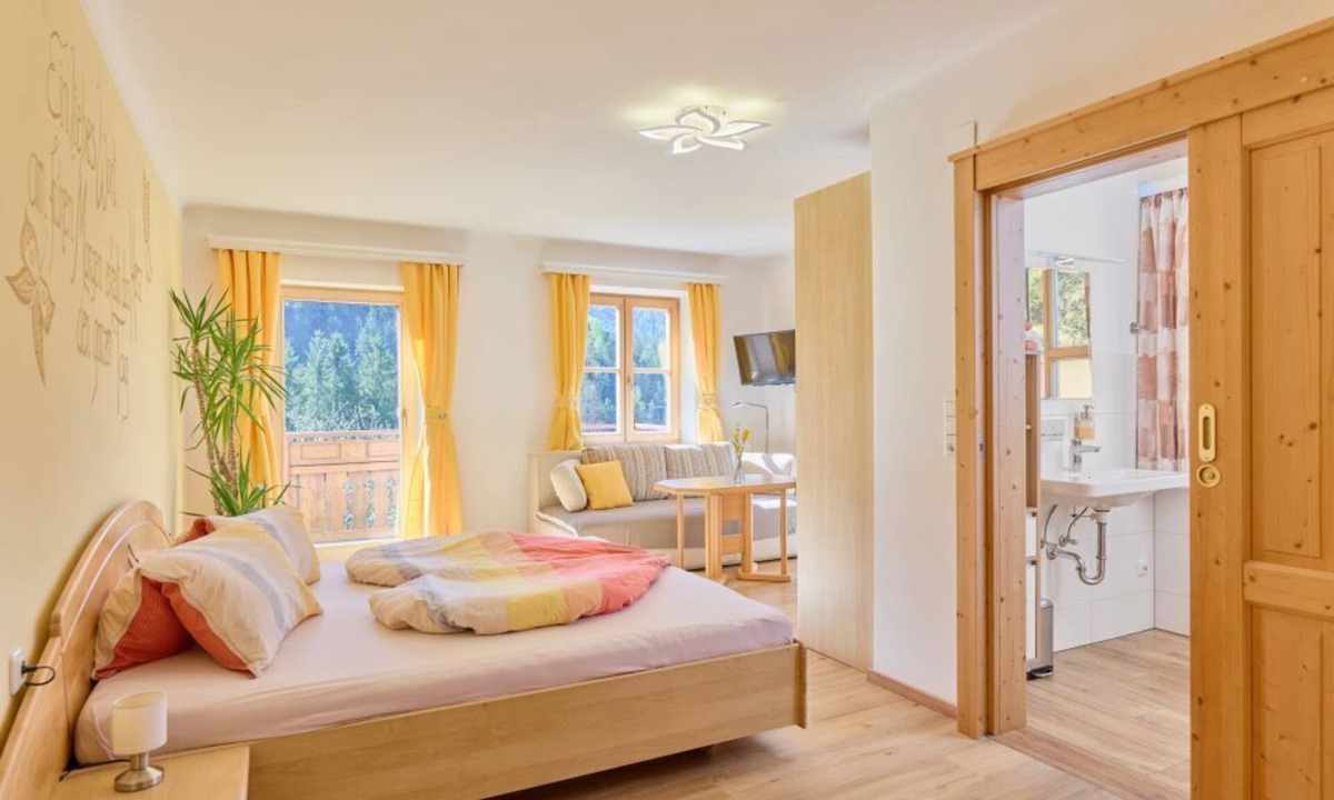Lunz am See Apartment | Sunny apartment 1 with balcony and views of the garden and mountains