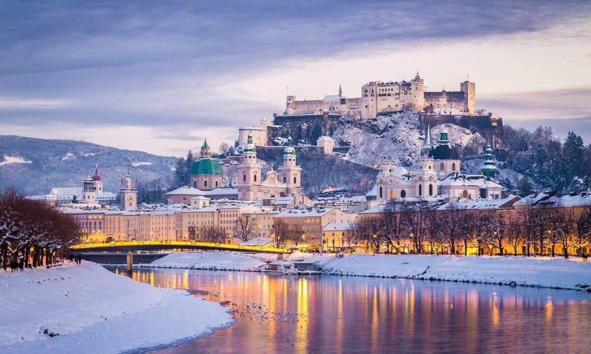 City Centre Salzburg Apartment | Superb 1BR Suite Spacious Living Room