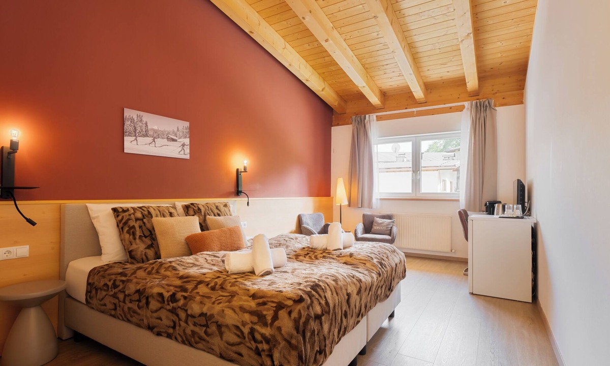 Leutasch Hotel | The Leutasch Retreat Comfort room offers peace, style, and comfort after hiking, cycling, or winter sports in the Alps around Seefeld.