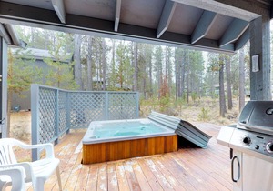 Comfortable Getaway with Private Hot tub, Entertainment & SHARC Passes in Sunriver