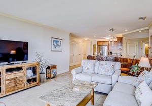 Oceanfront condo w/free WiFi, balcony, shared pool & tennis court, & private W/D in Hilton Head