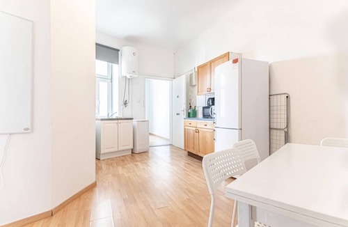 Landstrasse Apartment | 1BR Apt. U3 Proximity & Danube Canal: 3rd District
