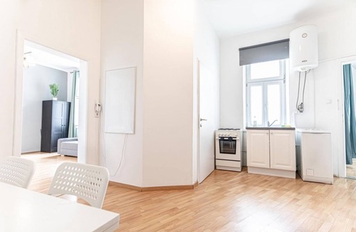Landstrasse Apartment | 1BR Apt. U3 Proximity & Danube Canal: 3rd District