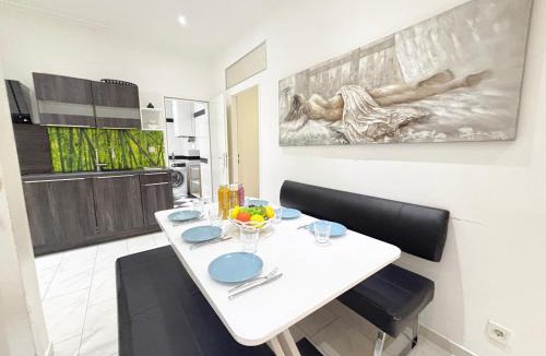 Favoriten Apartment | 3 Bedrooms, near Hauptbahnhof, 8 People, Kitchen