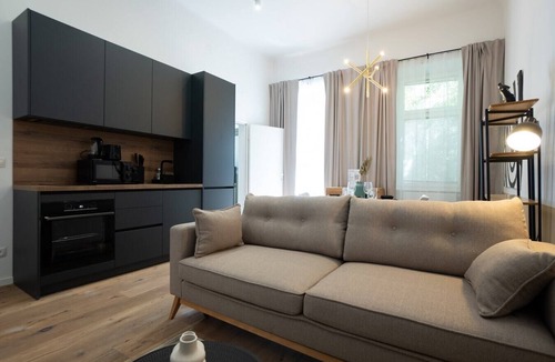 Funfhaus Apartment | 46 m2 central bright apartment with a balcony