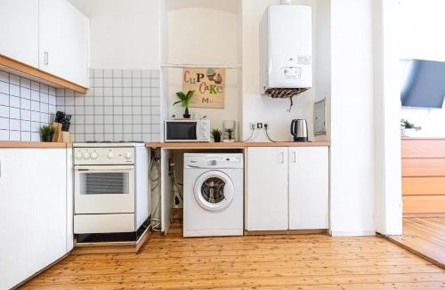 Neulerchenfeld Apartment | Affordable 2BR Apartment Near Wiener Stadthalle