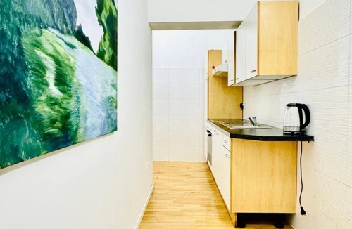 Hernals Apartment | Affordable Stay | 8 Mins to Rathausplatz