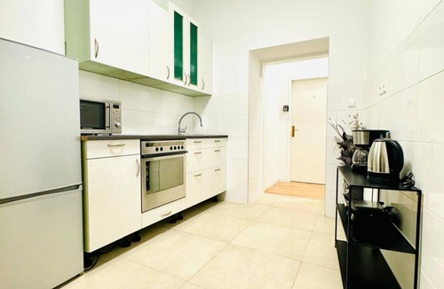 Rudolfsheim-Funfhaus Apartment | Affordable Stay for Two | Westbahnhof Area