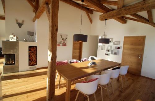 Moosen Ski Chalet | Alpenloft with Sauna by Apartment Managers