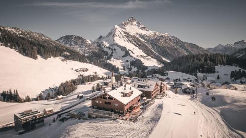Warth Hotel | AlpenParks Hotel & Apartment Arlberg Warth mit Pool