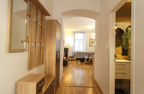Funfhaus Apartment | Apartment No. 07 in Vienna near Schönbrunn/Westbahnhof | Keyless Check-In
