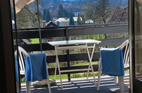 Velden am Worther See Apartment | Apartment 'Haus Melanie - Fewo 4' with Mountain View, Shared Garden and Wi-Fi