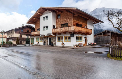 Ried im Zillertal Apartment | Apartment Catrin – Hochzillertal/Hochfügen Ski Area, Sauna, EV Charging, Mountain Views