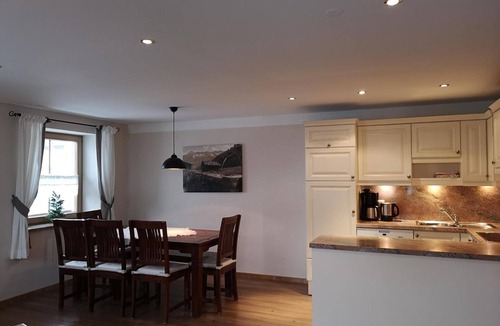 Distelberg Apartment | Apartment 'Das Krumerhaus - "Der Hamberg" with Mountain and Village Square Views, Balcony