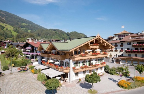 Distelberg Apartment | Apartment 'Das Krumerhaus - "Der Hamberg" with Mountain and Village Square Views, Balcony