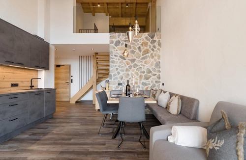 Zillertal Apartment | Apartment "Das Krumerhaus – Die Dorfplatzlodge" with Mountain View, Balcony and Wi-Fi