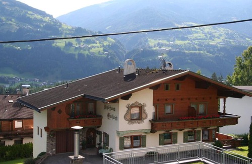 Ried im Zillertal Apartment | Apartment “Gästehaus Christoph” with Mountain View, Balcony and Wi-Fi