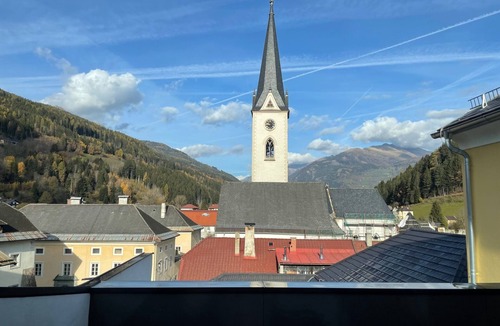 Gmuend in Kaernten Apartment | Apartment "Gasthof Alte Post - Top 8 Kapitän" with Mountain View & Wi-Fi