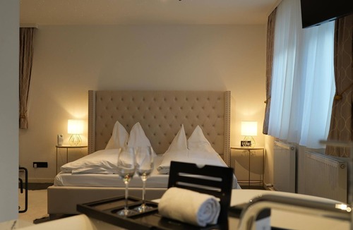 Maxglan House | Apartment - room only - non ref - Astoria, Hotel