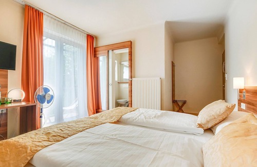 Maxglan House | Apartment - room only - non ref - Astoria, Hotel