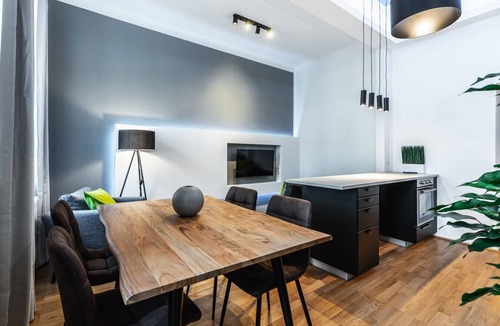 Funfhaus Apartment | Authentic stylish apartment with a king-size bed