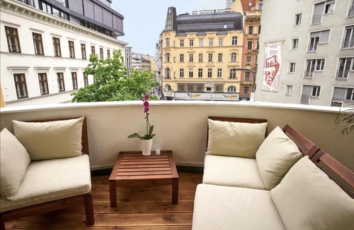Wieden Apartment | Balcony Oasis Operastreet