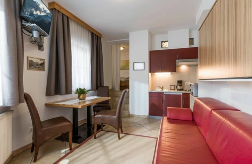 Stumm Apartment | Beautiful apartment for 4 guests with pool, WIFI, TV, balcony and pets allowed