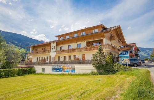 Stumm Apartment | Beautiful apartment for 4 guests with pool, WIFI, TV, balcony and pets allowed