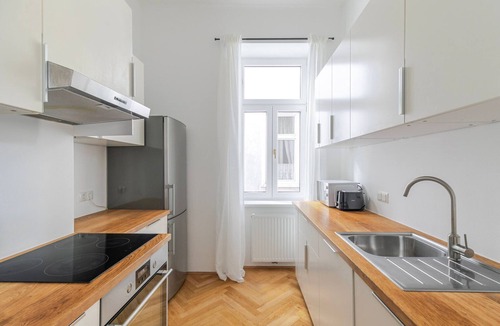 Josefstadt Apartment | Blueground | Josefstadt, washer/dryer, nr Votivkirche