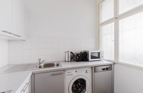 Landstrasse Apartment | Blueground | Landstraße, elevator, nr Belvedere