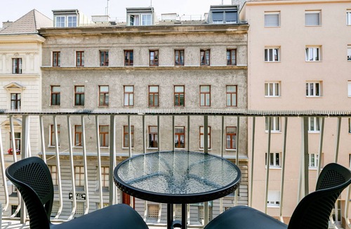 Wieden Apartment | Blueground | Wieden, balcony, nr Belvedere